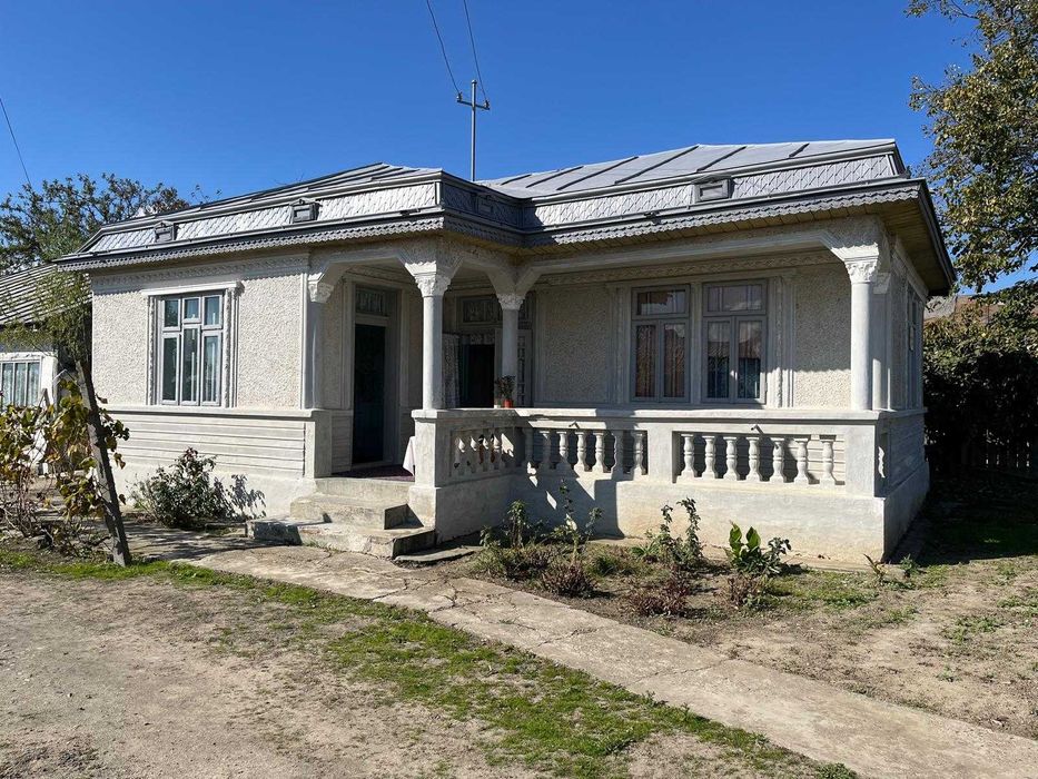 Vând casă cu teren, suprafață totală 6000 mp