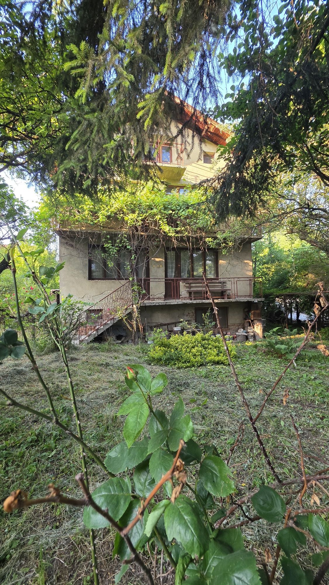 Продава се двуетажна масивна къща в село Дивотино, гр. Перник