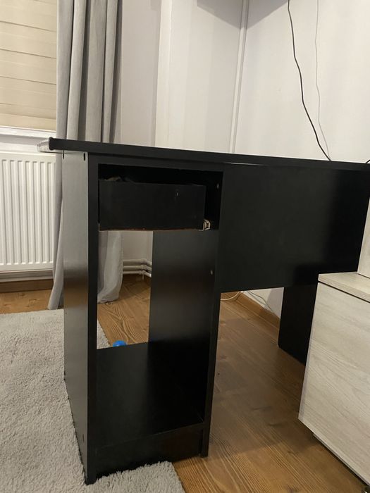 Vand birou negru in stare buna
