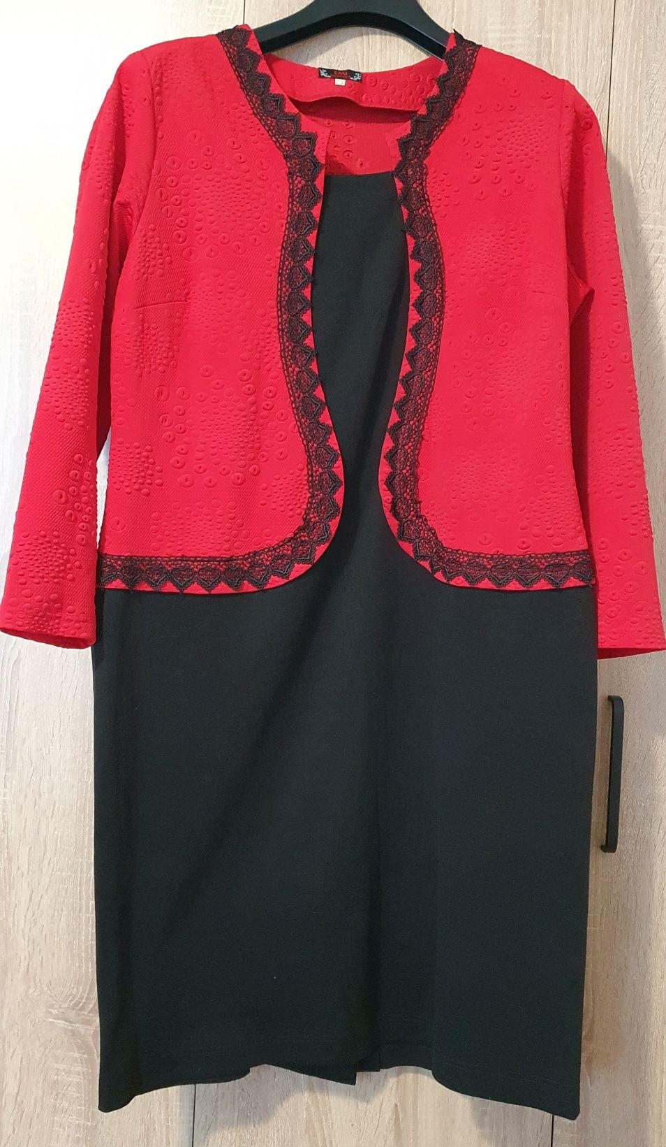 Елегантна рокля в черно и червено - размер XL