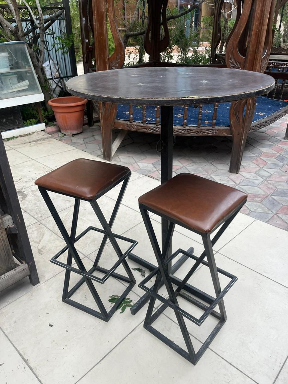 Продается барный стол и стулья