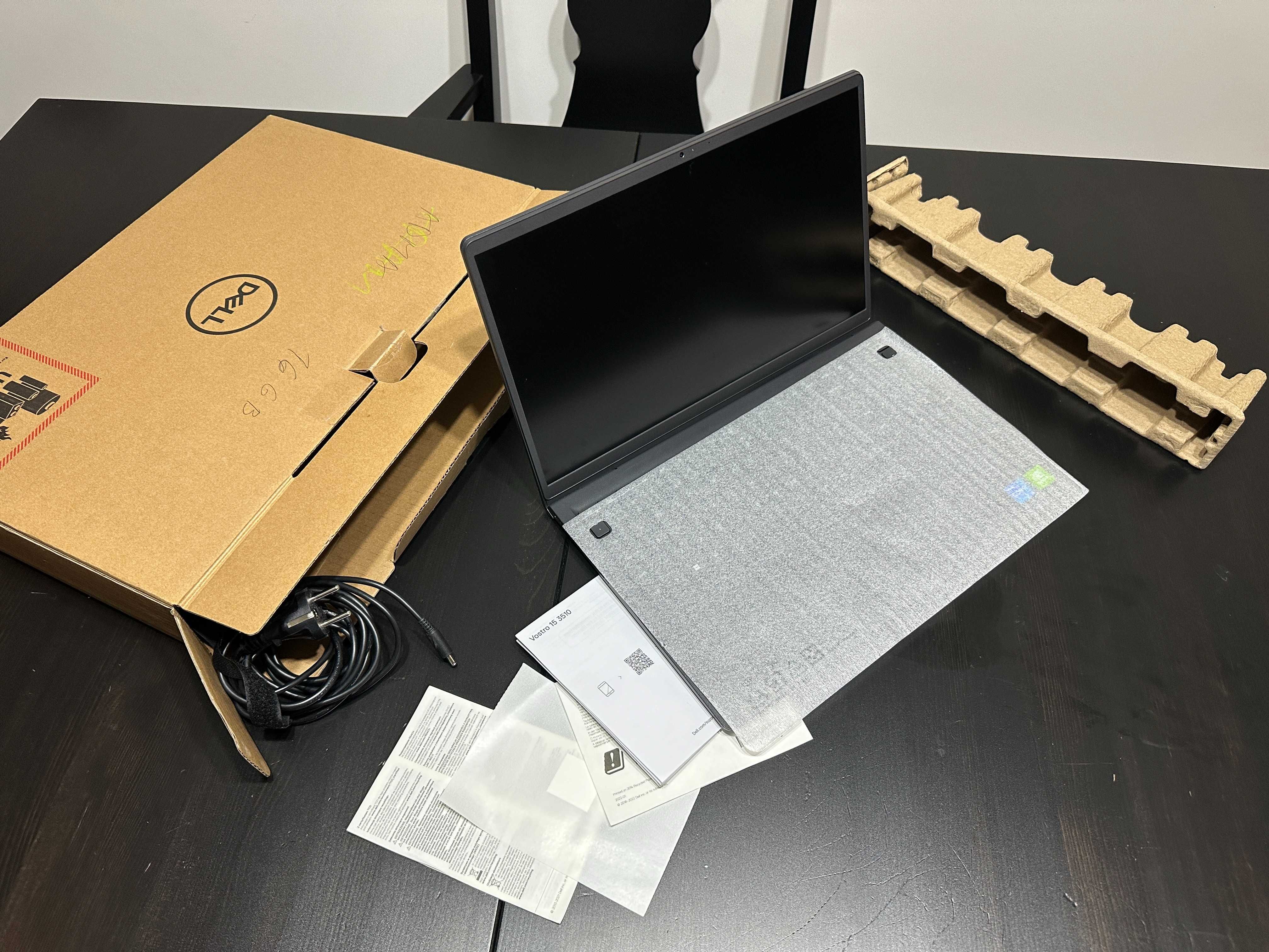 Laptop Dell Vostro 3510, NOU, diagonala 15.6" - OCAZIE