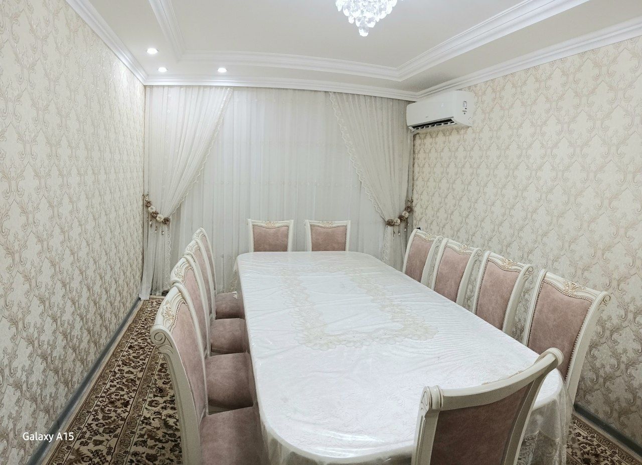 Стол и стулья для гостиной