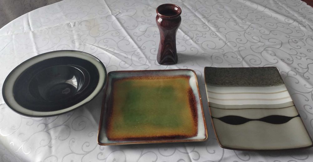 комплект из керамических тарелок и вазочки