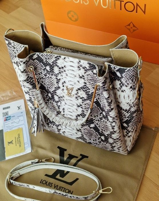 Geanta piele naturala LV,model croco,logo metalic auriu,saculet, etich