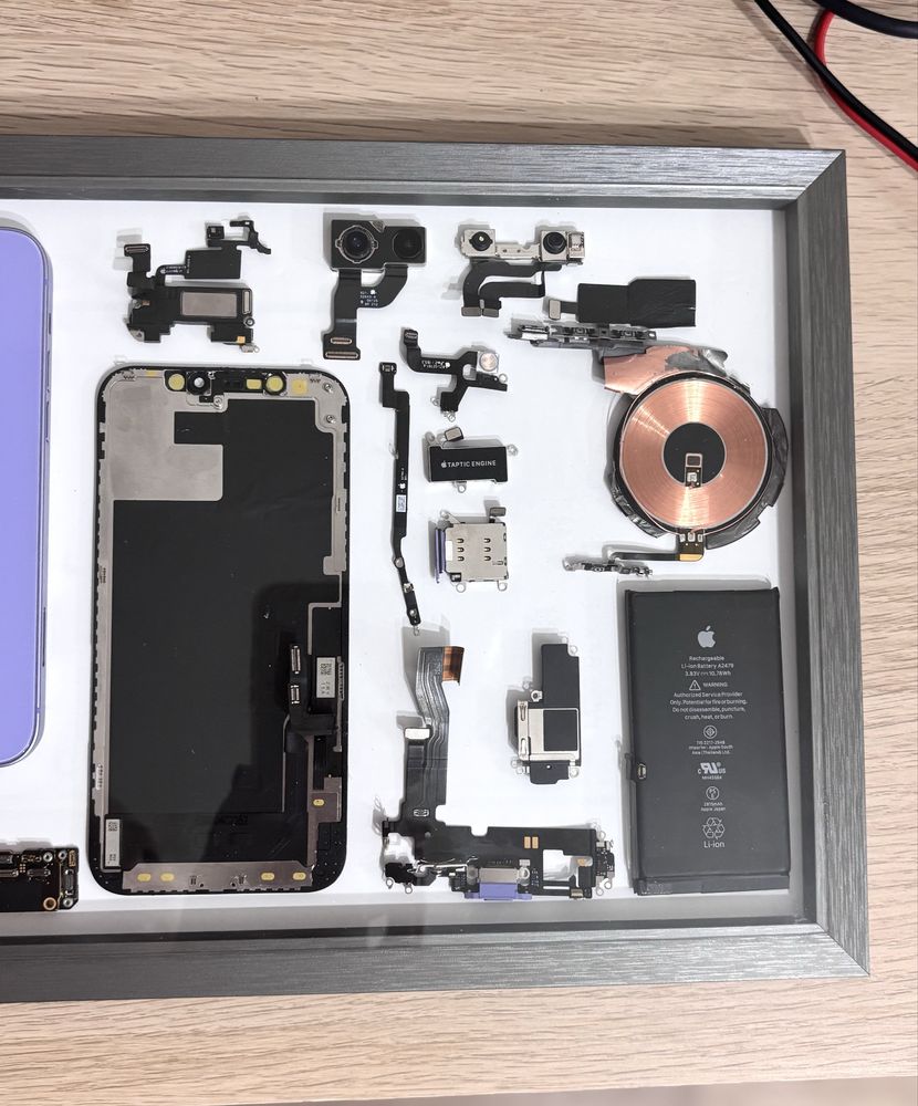 Уникатна картина от части на iPhone 12 – ръчна изработка, лилав цвят