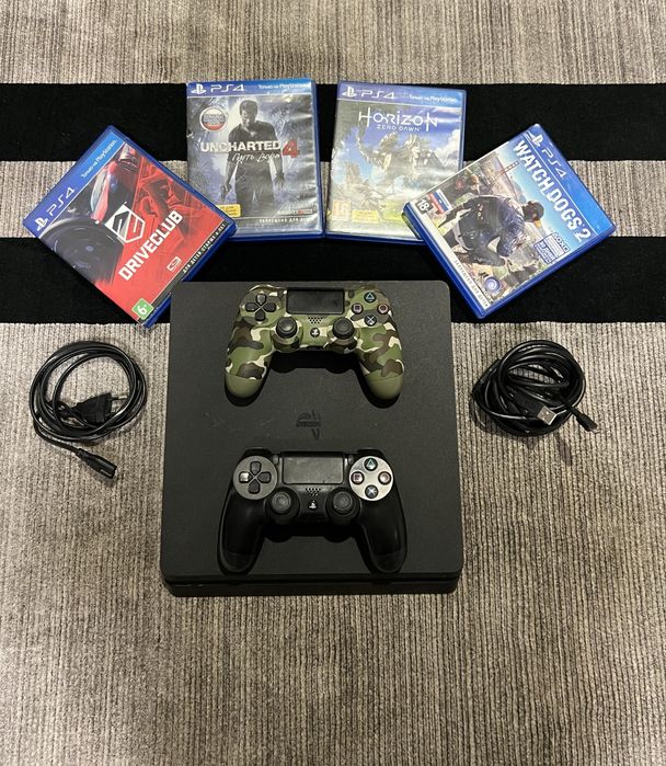 PlayStation 4 Slim 500GB с 5 играми и 2 геймпадами - хорошее состояние