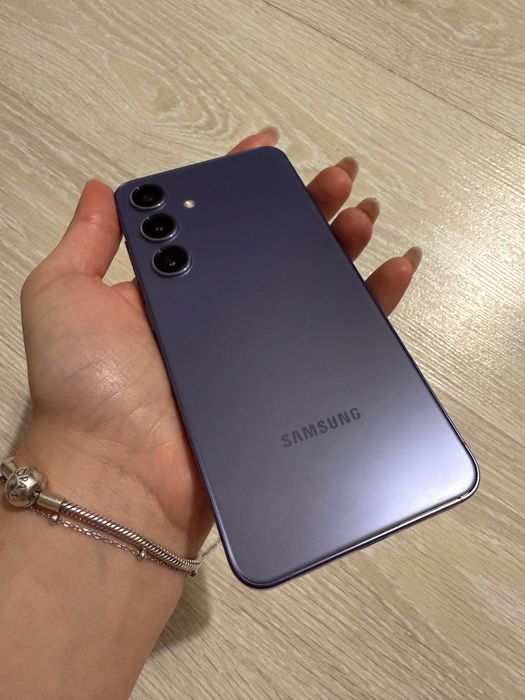 Samsung Galaxy S24 violet