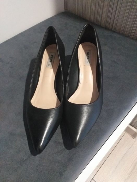 Продам совершенно новые туфли 38 размера
