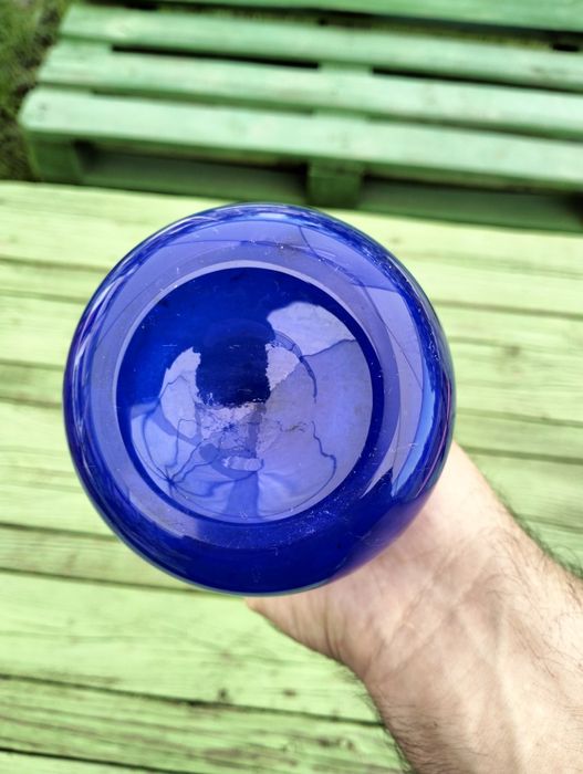 Висока ваза от синьо стъкло