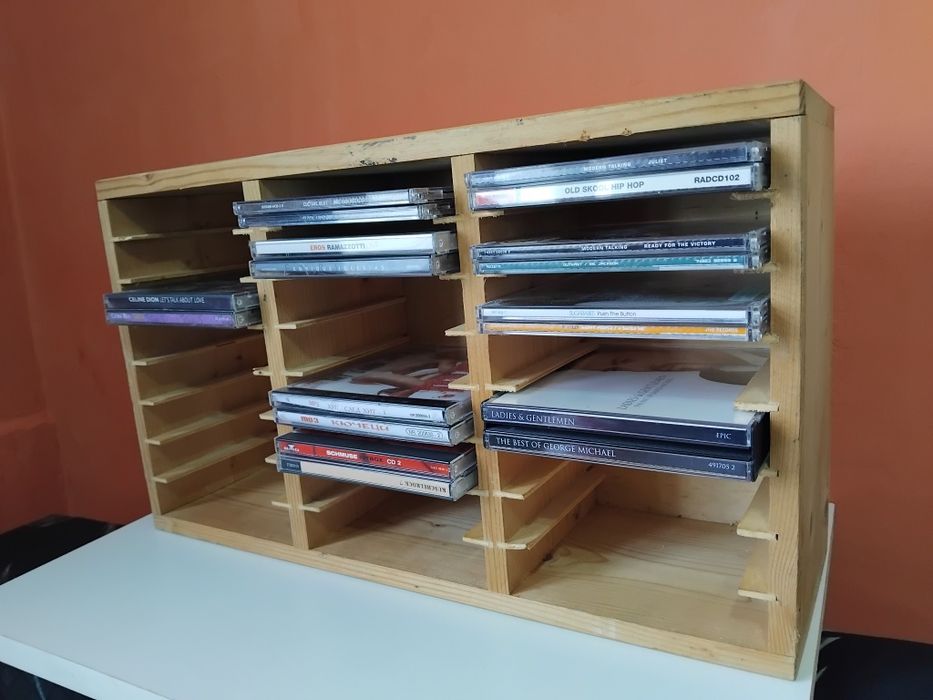 Шкаф ( стелаж) за компакт дискове