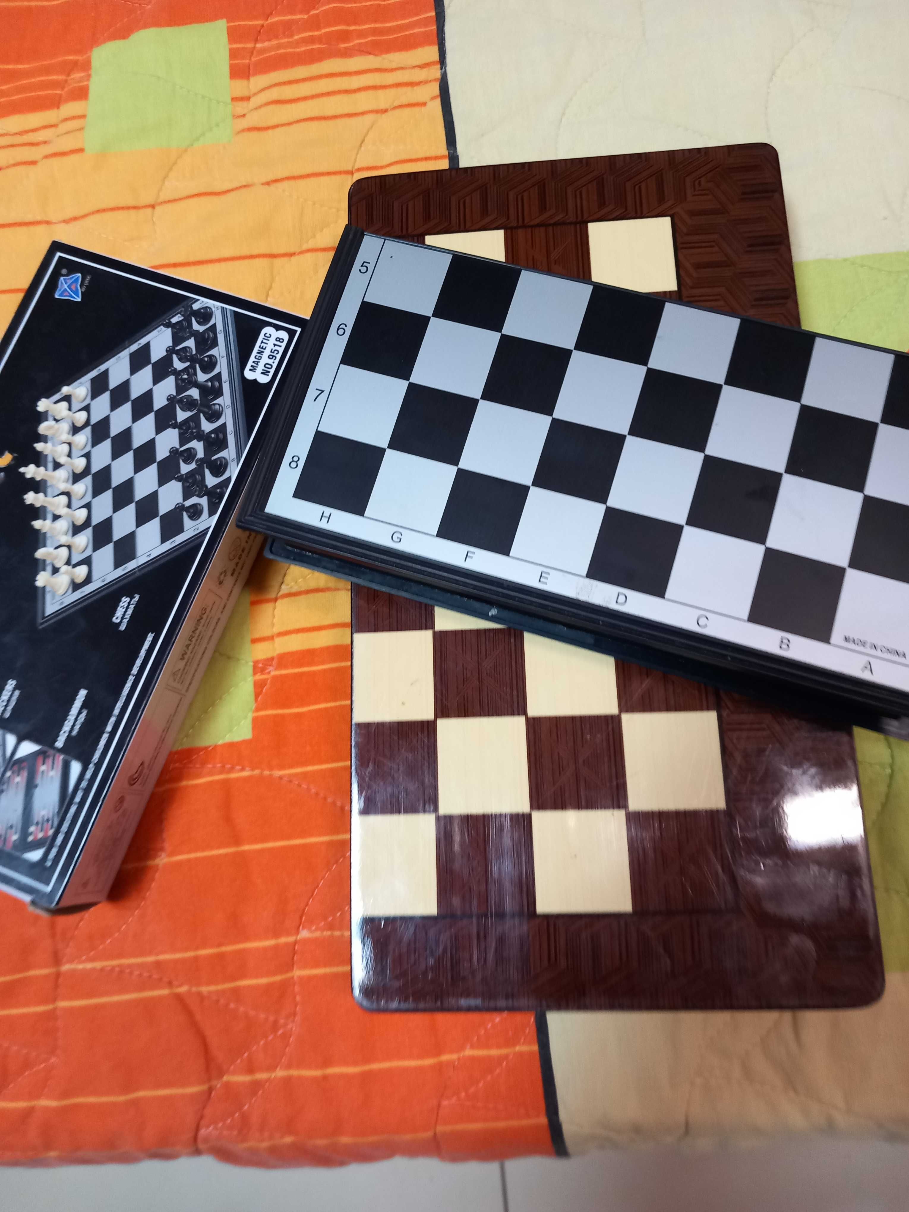 Продава се магнитен шах