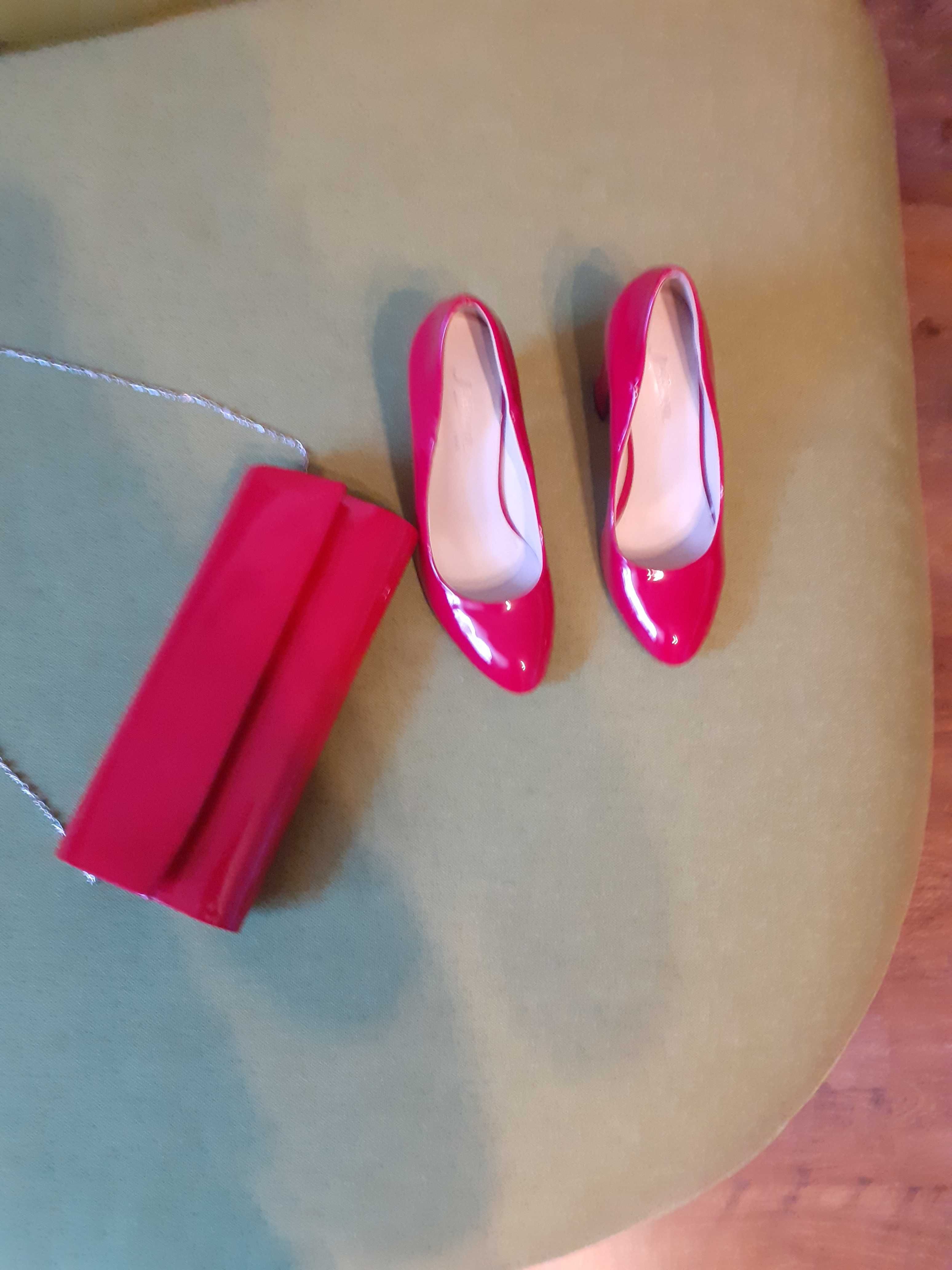 Червени лачени обувки и чанта