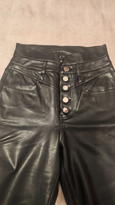 Pantaloni negri piele