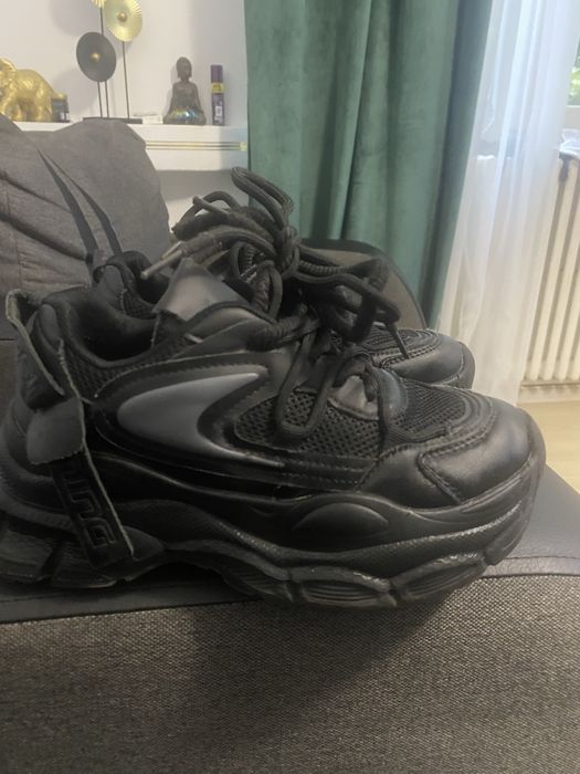 Vand adidasi marime 34 la pretul de  39 lei