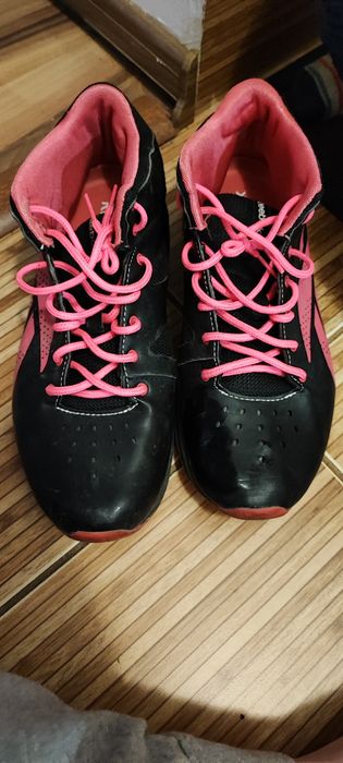 Vând adidași tip gheata Reebok măsură 38,5 interior tălpic 25 cm
