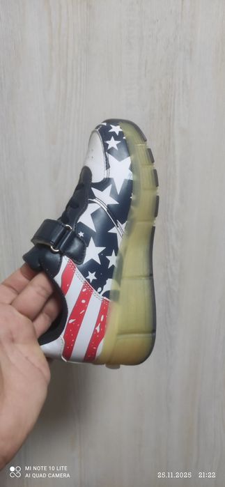 Продаются кросовки с роликом кожаные с подсветкой корейские 3 шт.