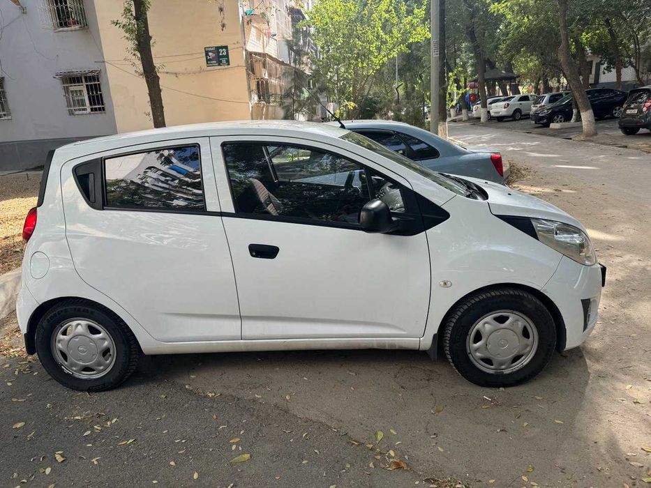 Продам Chevrolet Spark 2014 первая позиция — экономичный автомобиль