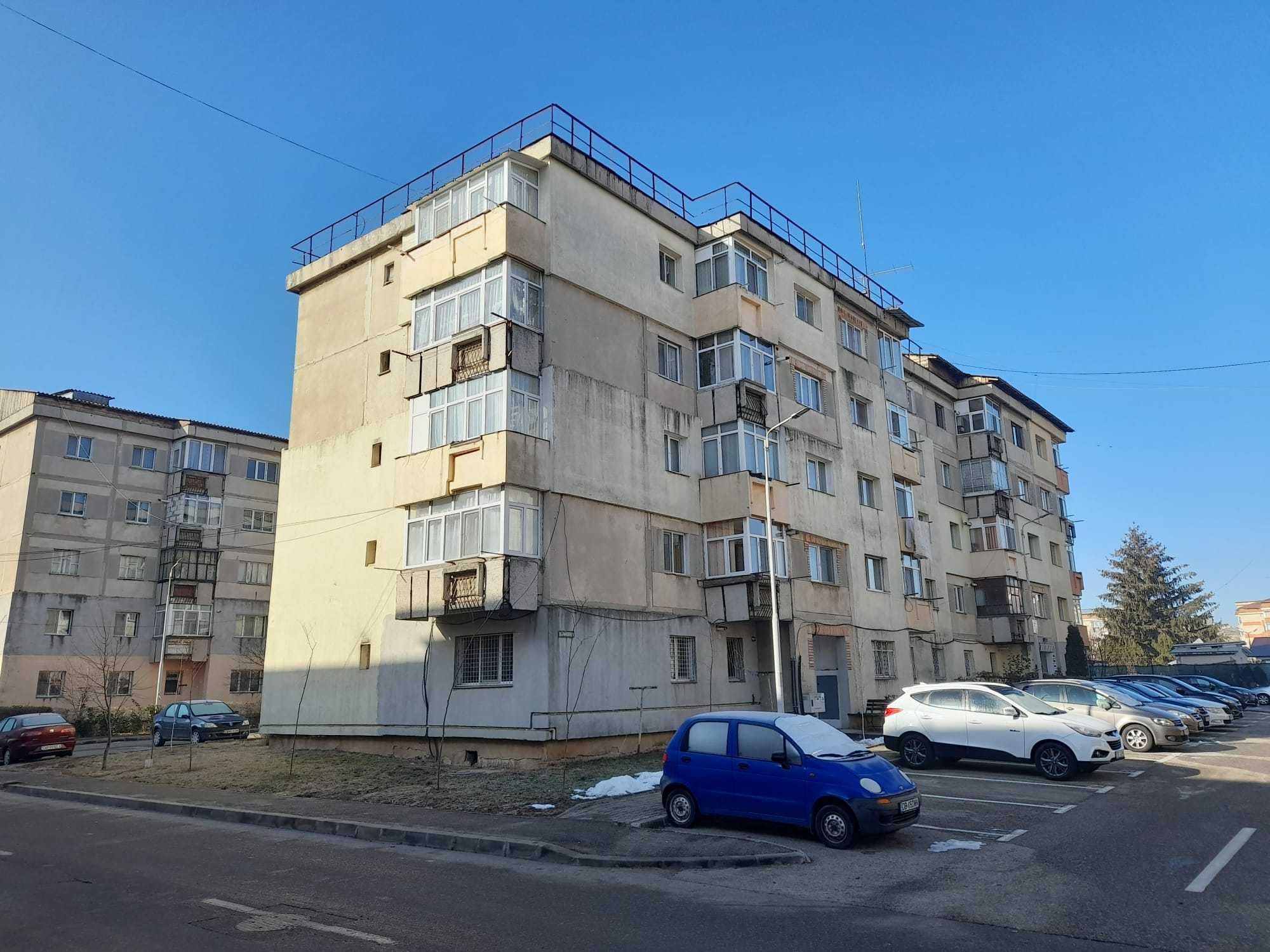 Apartament de  vânzare 3 camere, Micro 12 - aproape de Dâmbovița Mall