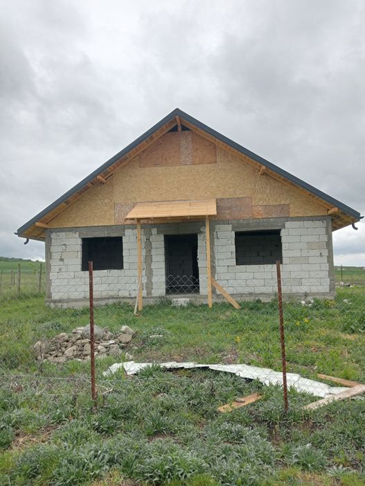 Casa la roșu de vânzare