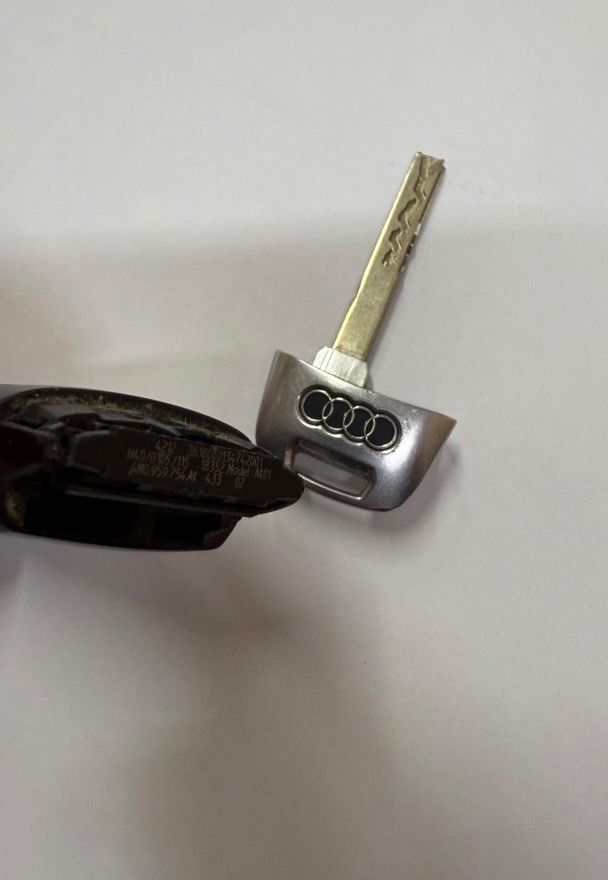 Оригинален ключ за Audi A5, A6, Q5, Q7 Keyless