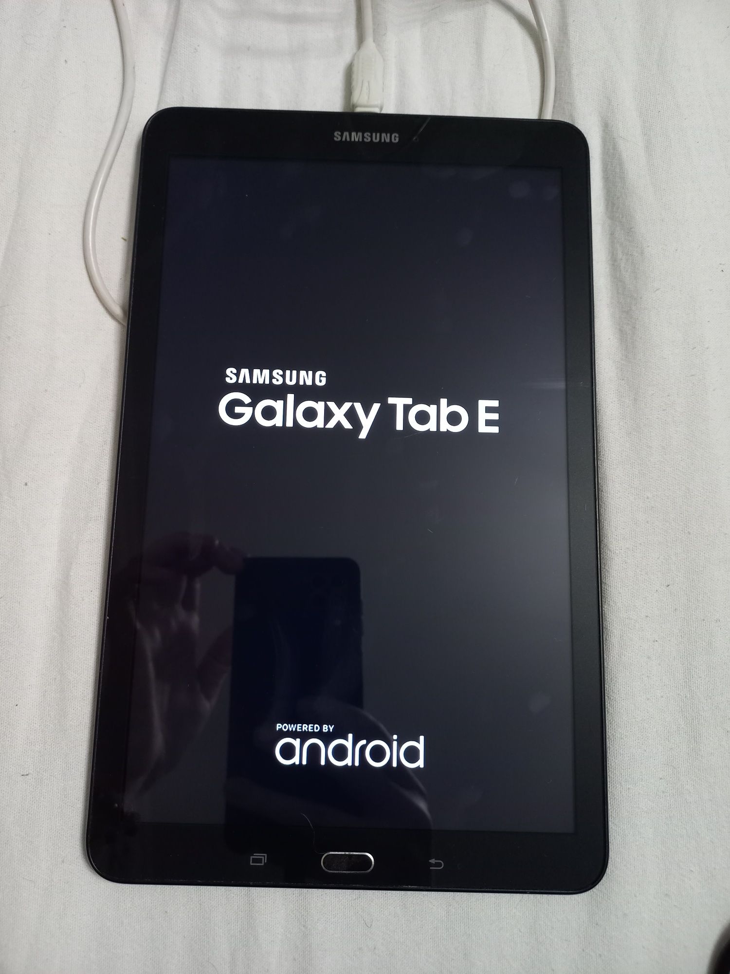 Срочно! Торг уместен!Планшет Samsung galaxy tab e