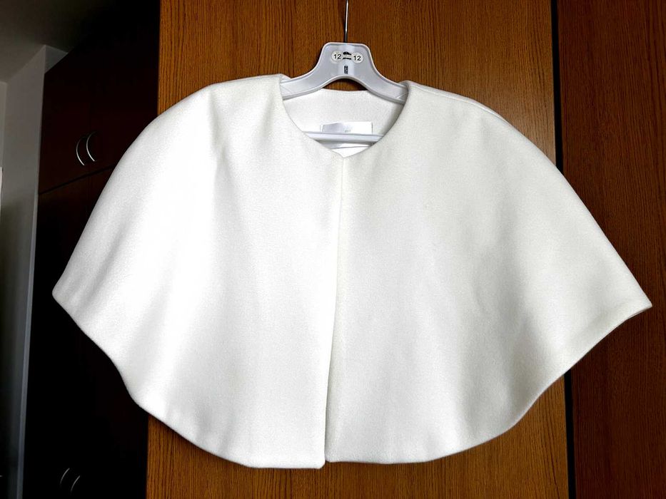 Стилна пелерина от фина кашмирена вълна в цвят екрю