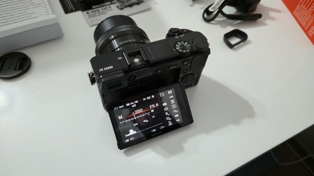 Sony a6000 mirrorless (Power Zoom lens kit) (ILCE-6000 L) cu card SD