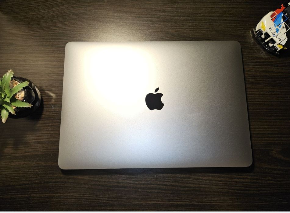 Macbook Air m1 Retina display 256gb 8gb ram 155 cicluri