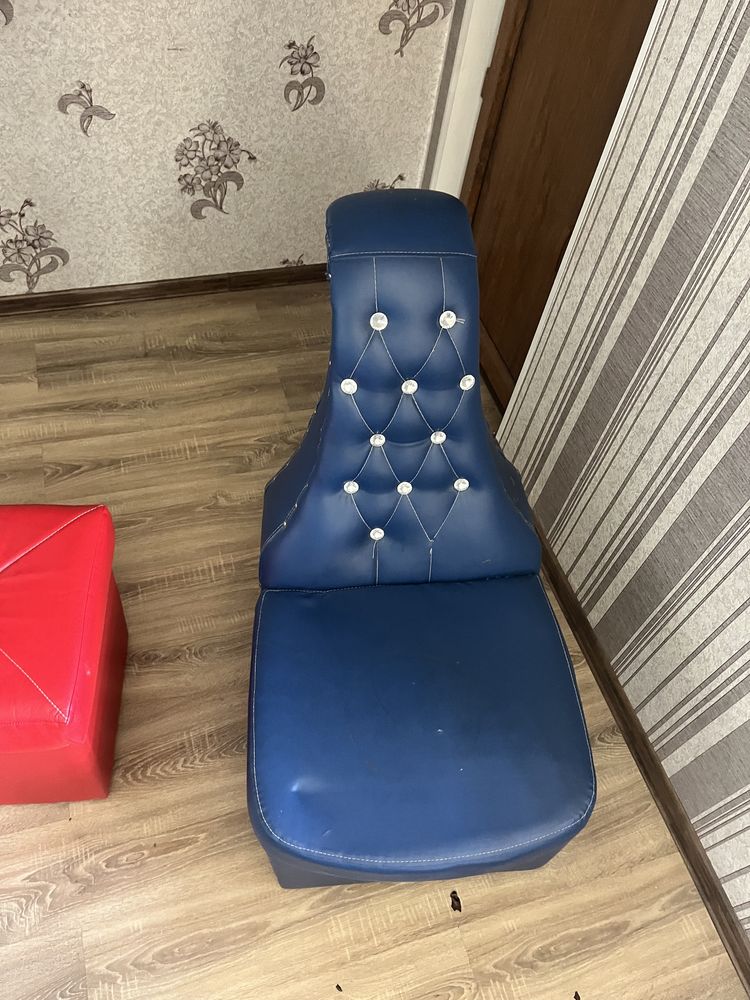 Кресло и пуфик