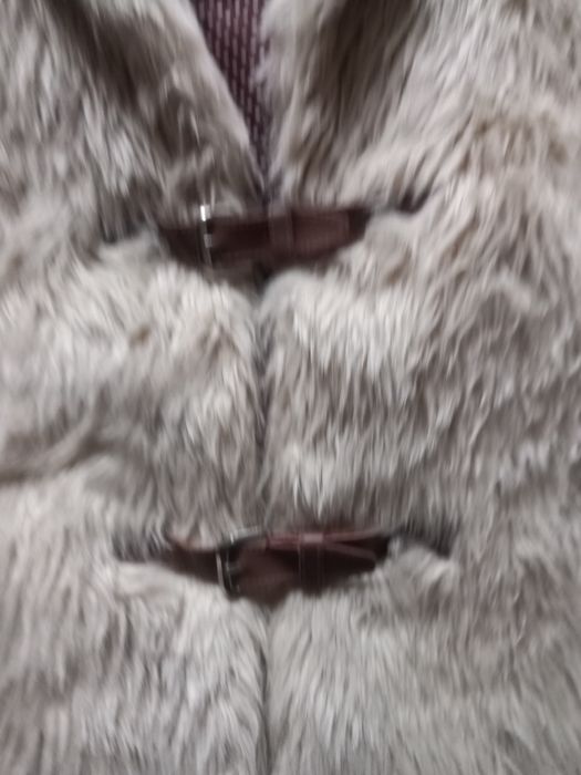 Vând vesta de blana bej