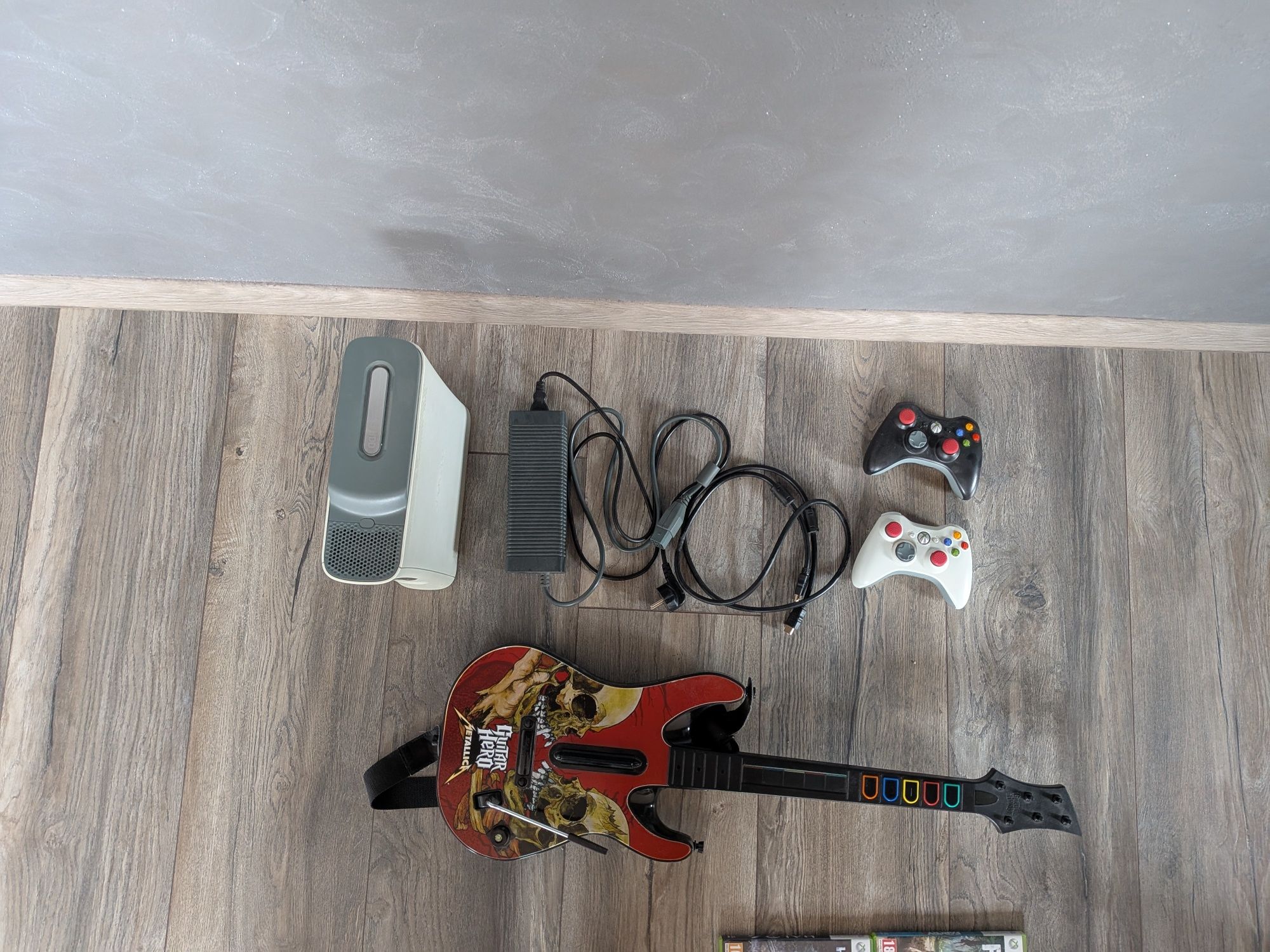 Xbox 360 с два контролера, китара и 9 игри на диск