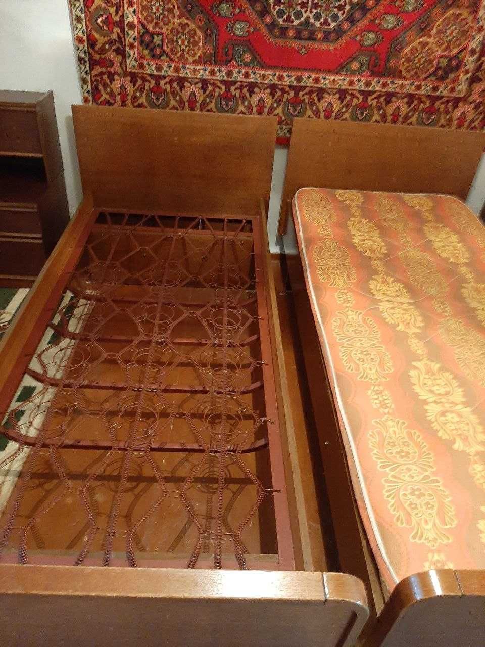 Продаются две односпальные кровати с двумя тумбочками , и зеркало