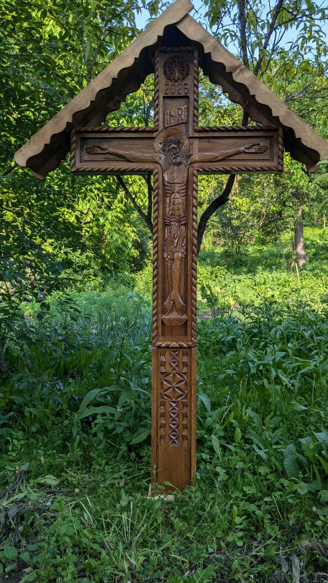 Troiță din lemn masiv de stejar sculptată manual