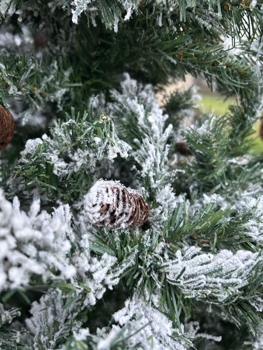 Brad artificial cu zapadă