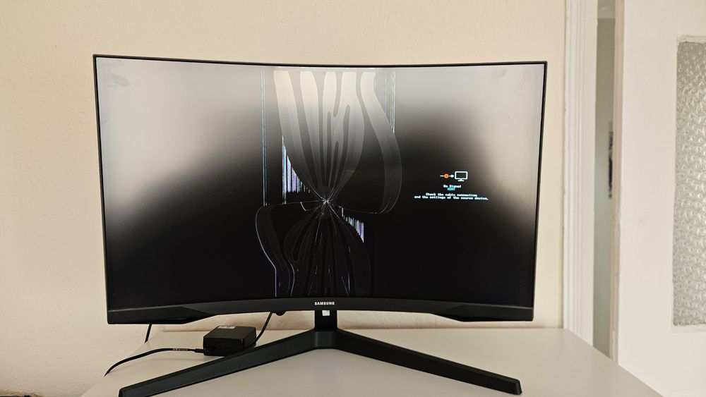 Извит геймърски монитор Samsung Odyssey G5 – неработещ