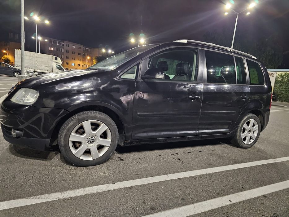 Vând Volkswagen Touran