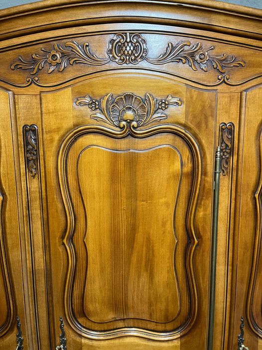 Масивен старинен гардероб