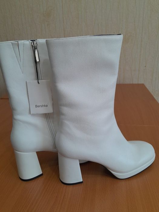 Ботинки белые кожанные Bershka