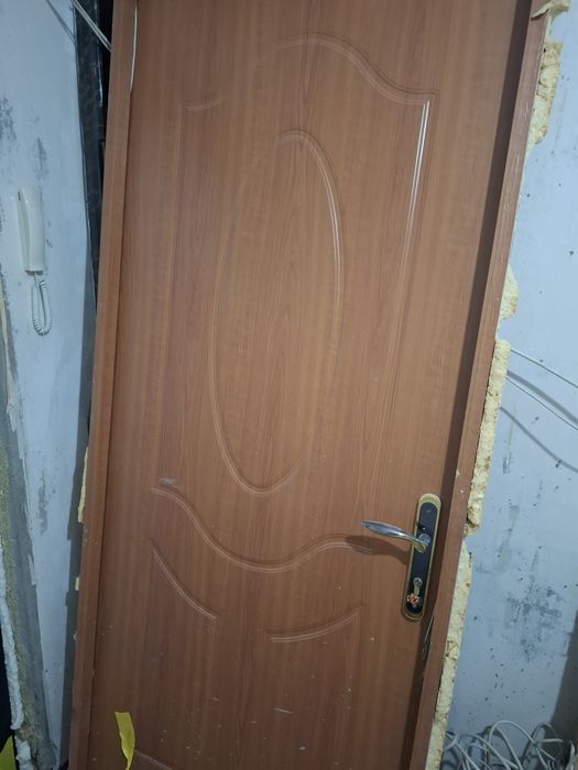 Дверь с коробкой входная