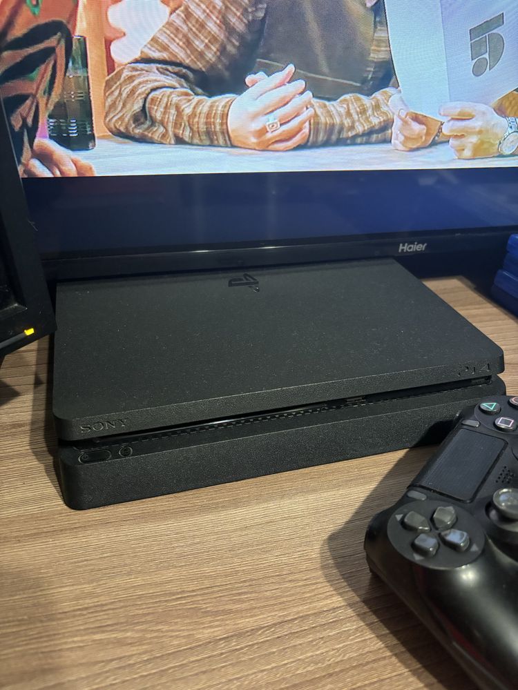 Продаю PlayStation 4 два джойстика