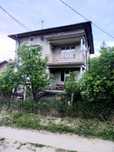 Продава двуфамилна къща  в село Белопопци.