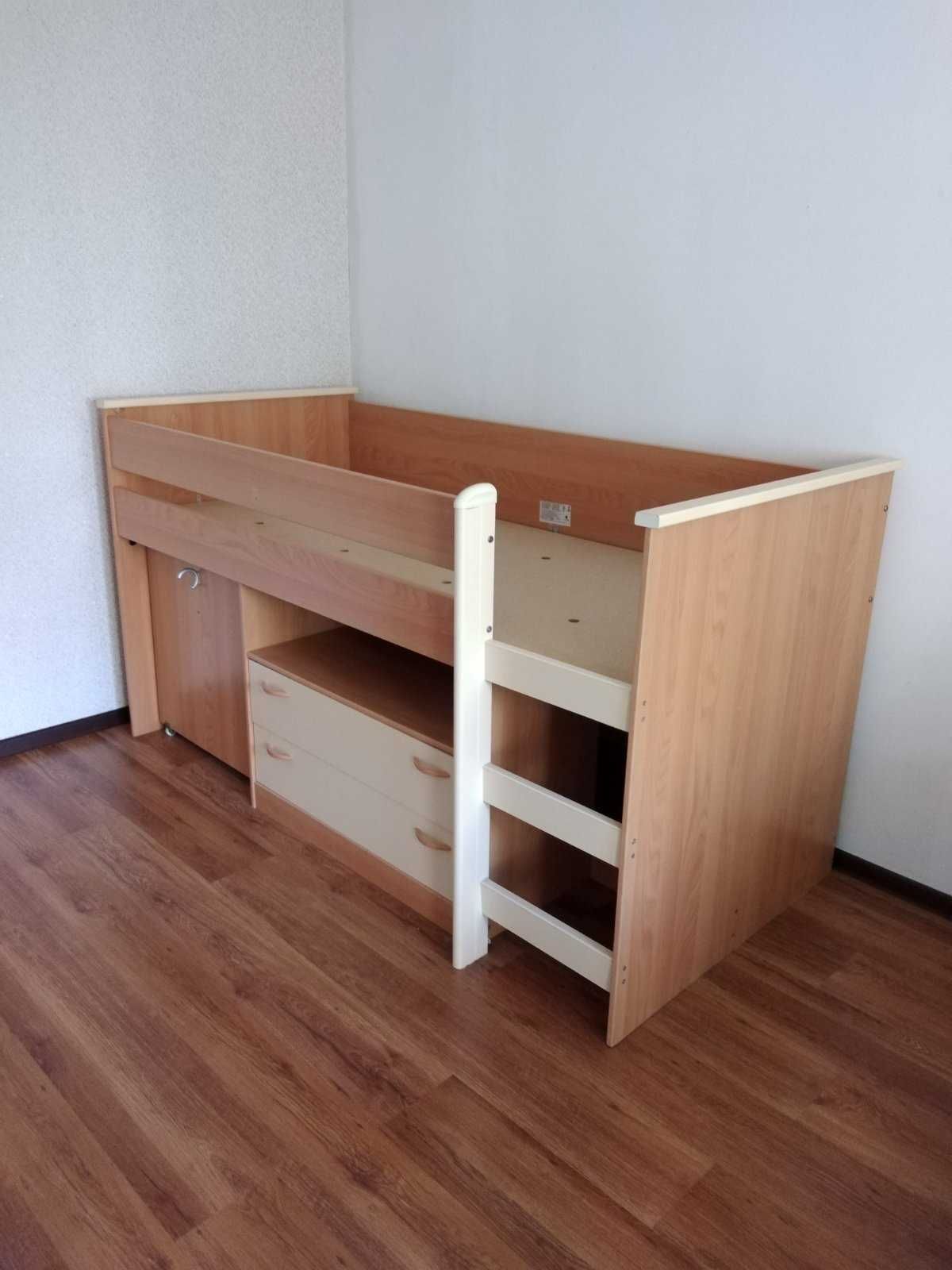 Легло с чекмеджета и бюро