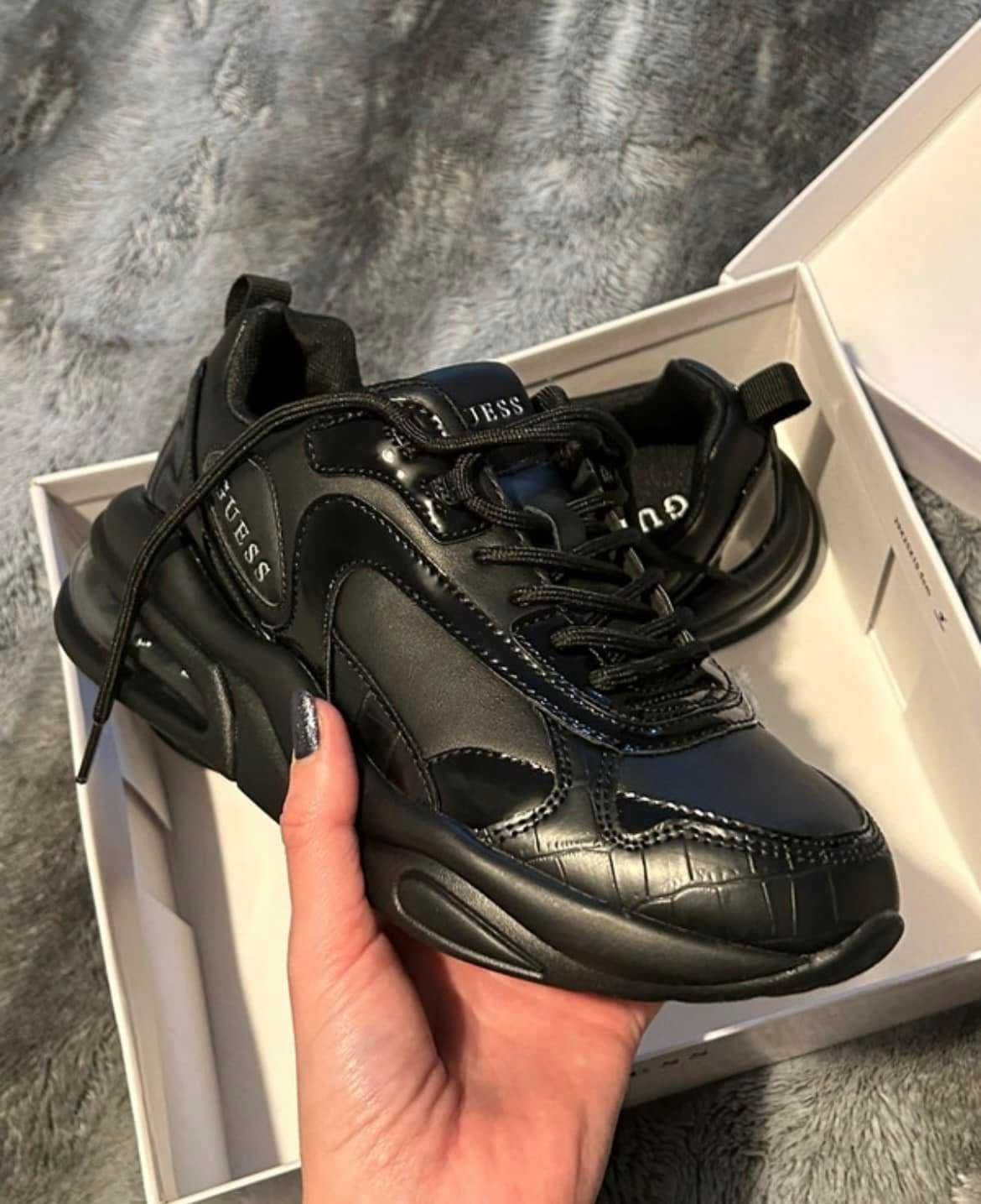 Guess - черни маратонки