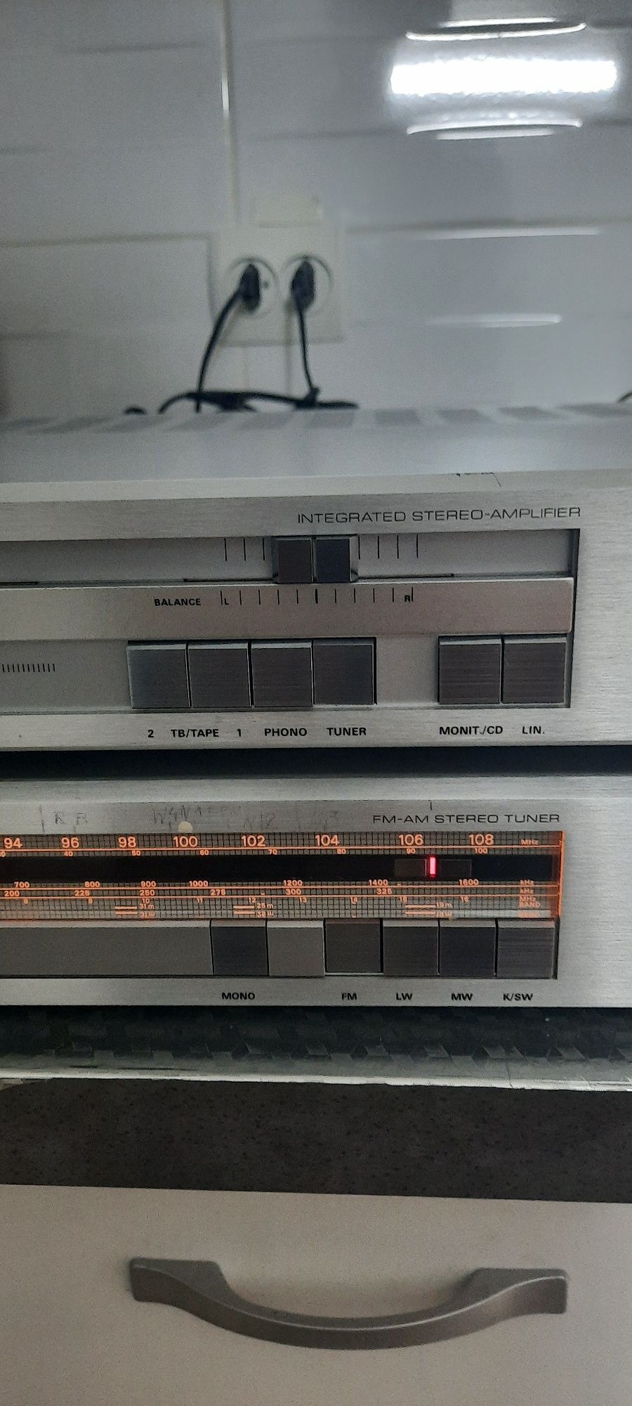 Linie Grunding seria 7000 ,formata din amplificator si tuner