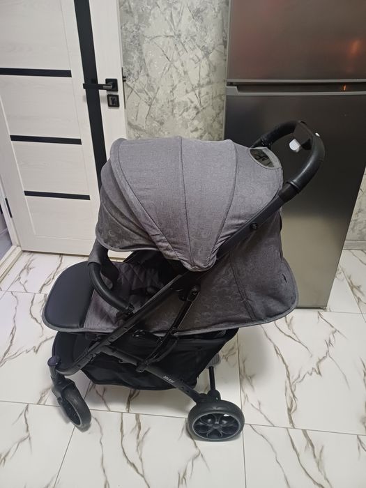 Продаётся фирменный чемодан коляска