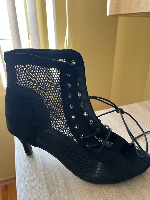 Обувки за латино танци