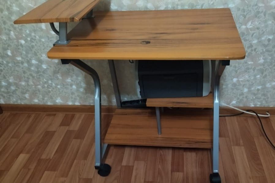Продам стол компьютерный