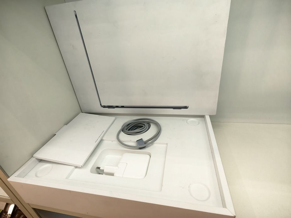 Хб! MacBook Air 2022 M2  13.6 Много добър