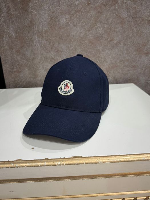 Продам кепку Moncler